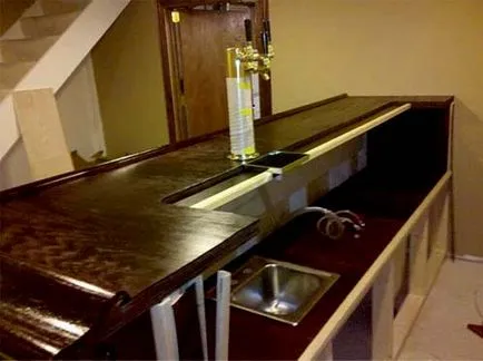 Contorul de bar cu mâinile (lui) Contorul de bar cu propriile sale mâini