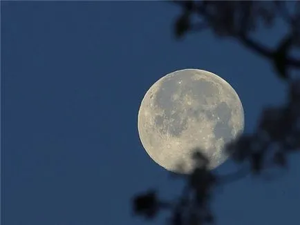 De ce luna straluceste pe timp de noapte
