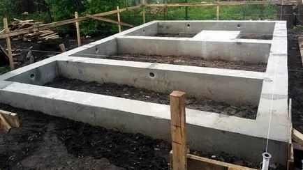 Gazebo cu un gratar cu mâinile pentru a da
