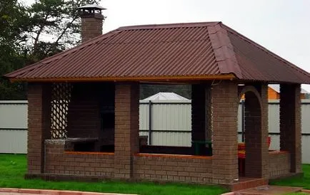 Gazebo cu un gratar cu mâinile pentru a da