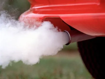Alb, negru și albastru de fum din gazele de eșapament ale motoarelor diesel și pe benzină, motivele ca (albăstrui) Alb, negru de fum și albastru de la țeava de eșapament a motoarelor diesel și benzină, motivele ca