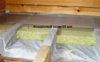 Podeaua de lemn în garaj cu mâinile de la panourile