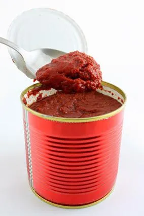 Efectuarea de sos gustos din pastă de tomate pentru frigarui (sos) Facem un sos delicios de pasta de tomate pentru gratar