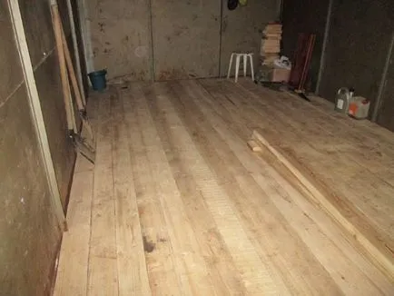 Podeaua de lemn în garaj cu mâinile de la panourile