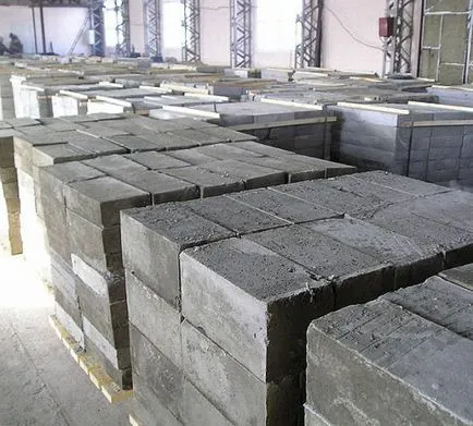 Făcând spuma de construcție cu mâinile