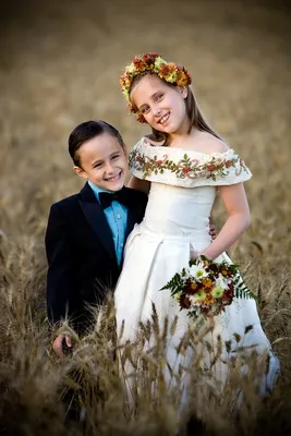 Copii la nunta flori fete și băieți purtători de inele (nunta) Copii de la o nunta de flori fată și băieți purtători ai inelelor