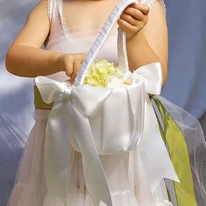 Copii la nunta flori fete și băieți purtători de inele (nunta) Copii de la o nunta de flori fată și băieți purtători ai inelelor