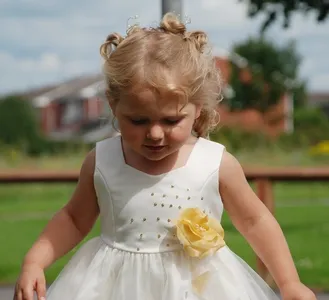 Copii la nunta flori fete și băieți purtători ai inelelor (copii de la nuntă) Copii de la o nunta de flori fată și băieți purtători ai inelelor