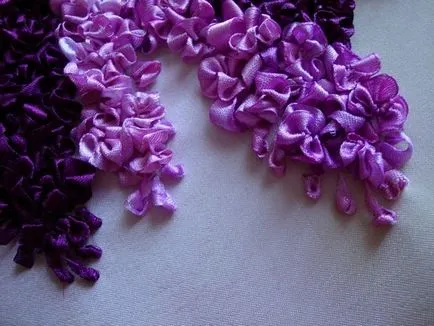 Wondrous fiefuri brodate de liliac, brodată
