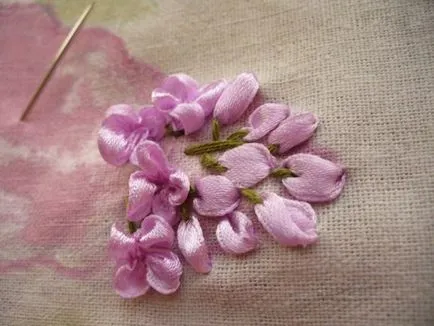 Wondrous fiefuri brodate de liliac, brodată