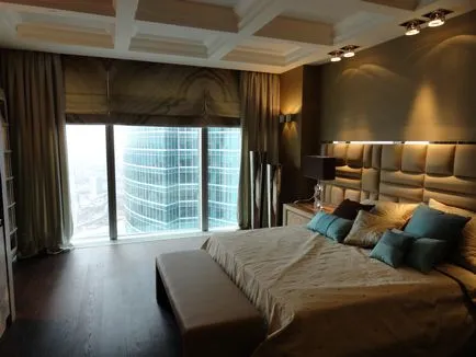 Design interior cameră mică și îngustă dormitor cu balcon sau loggie într-un apartament de proiecte