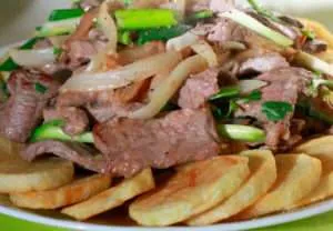 cartofi prăjiți Acasă într-o tigaie, reteta cu carne