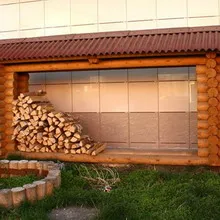 Woodshed în țară cu mâinile lor pe o fotografie și cum să construiască un sopron