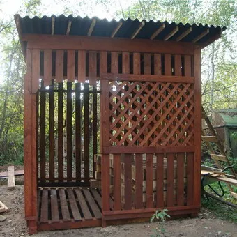 Woodshed în țară cu mâinile lor pe o fotografie și cum să construiască un sopron