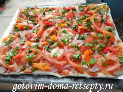 pizza de casa cu sunca si rosii - cu fotografii reteta (tomate) pizza de casa cu rosii si sunca - reteta cu o fotografie