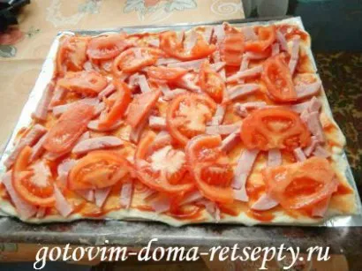 pizza de casa cu sunca si rosii - cu fotografii reteta (tomate) pizza de casa cu rosii si sunca - reteta cu o fotografie