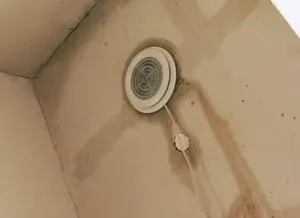 Crama cu mâinile în garaj