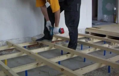 Etaj grinzi compuse pe grinzi și de stabilire a tehnologiei de instalare de podele din lemn