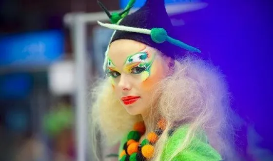 Fantasy make-up, creând un neobișnuit, creativ, artistic make-up
