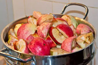 Gătit suc de mere delicios pentru iarna acasă cu sau fără sokovarkoy