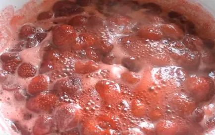 gem gros și delicioase de căpșuni în rețete de iarnă cu boabe întregi (delicioase) gem gros și delicioase de căpșuni în rețete de iarnă cu boabe întregi