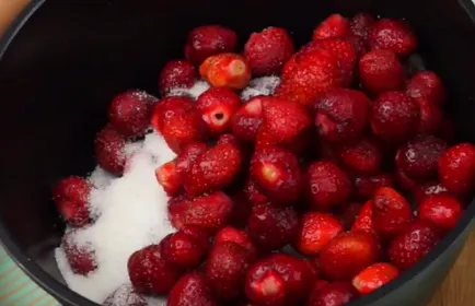 gem gros și delicioase de căpșuni în rețetele de iarnă cu boabe întregi (grosime) gem gros și delicioase de căpșuni în rețete de iarnă cu boabe întregi