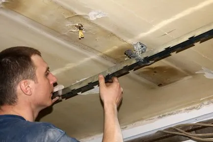 Instrucțiuni de instalare rack de plafon cu mâinile