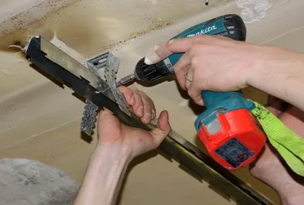 Instrucțiuni de instalare rack de plafon cu mâinile