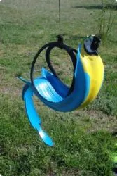 Parrot a anvelopei cu mâinile