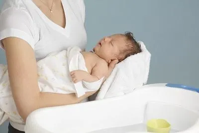Cât de des să se scalde un nou-născut (dacă aveți nevoie să facă baie în fiecare zi) (dacă grudnichka nevoie în fiecare zi să se spele) Cât de des să se scalde un nou-născut (dacă aveți nevoie să facă baie în fiecare zi)