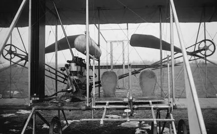 Pe măsură ce oamenii a zburat pe planul (Orvil Rayt pe dreapta) Ca un om a zburat cu avionul