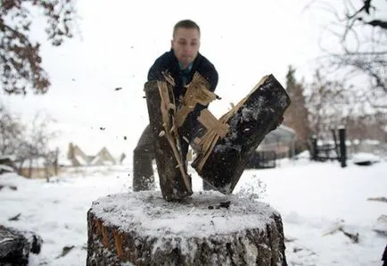 Cum să taie lemne cu un topor și Cleaver, mașini de tocat, cum ar fi tăierea cu șurub con de lemn