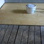 Cum de a stabili un soclu de plastic la podea