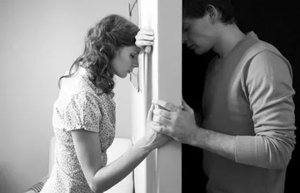 Un bărbat verifică sentimentele unei femei pentru el - unele femei prefera barbatii