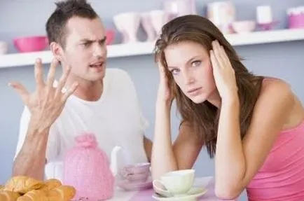 Un bărbat verifică sentimentele unei femei pentru el - unele femei prefera barbatii