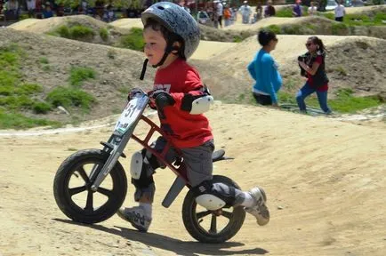 Cum să învețe copilul la o plimbare cu bicicleta și stăpânirea triciclu cu două roți (cu două roți) Cum să învețe copilul la o plimbare cu bicicleta maestru bicicleta cu două roți și cu trei roți