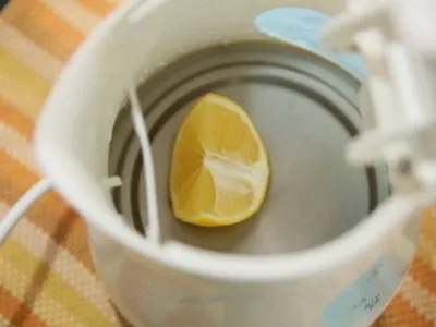 După cum reiese din ibric prin otet scalarea, bicarbonat de sodiu, acid citric