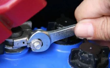 Cum de a menține bateria auto este o parte a întreținerii și recomandările de rutină