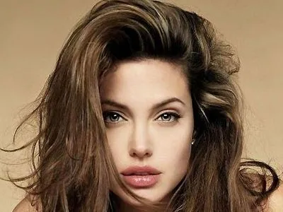Coafuri Angelina Jolie