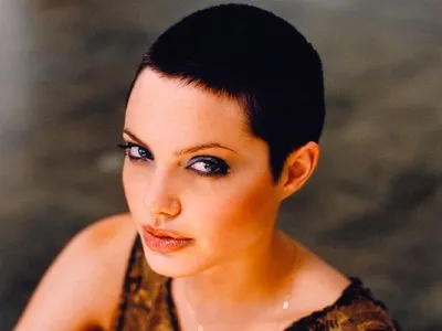 Coafuri Angelina Jolie