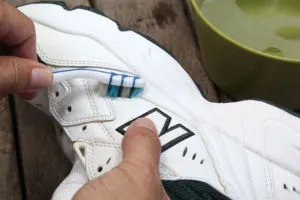 Cum de a albi adidași albi