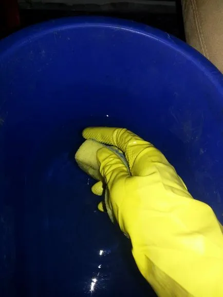 Cum se curata o canapea cu mâinile