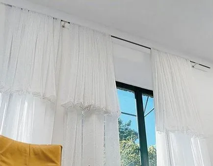 Ca tul atârnă pe pervaz, pe cârlige pe inelul (închide) Ca tul atârnă pe pervaz, pe cârlige pe inelul