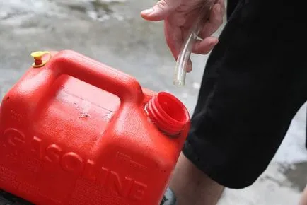 Cum se scurge benzina sifon și din furtunul de rezervor de gaz cu rezervor de mașină, o mașină străină