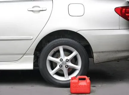 Cum se scurge benzina sifon și din furtunul de rezervor de gaz cu rezervor de mașină, o mașină străină