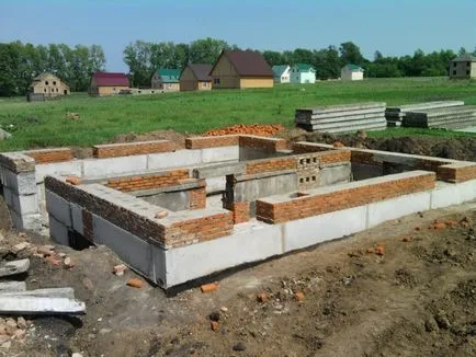 Cum să se stabilească un soclu de cărămidă, kladka kirpicha