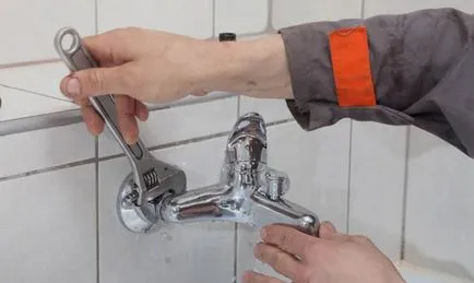 Cum să demontați robinetul pentru baie cu duș - repararea și înlocuirea video (mixer) Cum să demontați robinetul pentru baie cu duș - repararea și înlocuirea video