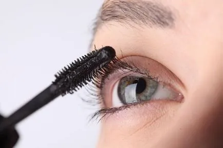 Cum sa faci un rimel cu mâinile în tendința de cosmetice naturale