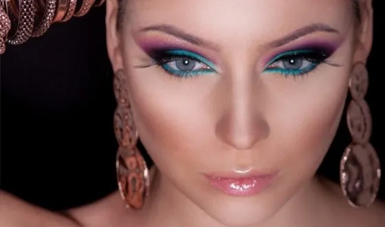 Cum de a crea un egiptean makeup- tonusului pielii, ochilor, sprancene si buze (egiptean machiaj fotografie ochi film săgeți buze sprancene de bază tonală) Cum de a crea un egiptean makeup- tonusului pielii, ochilor, sprancene si buze