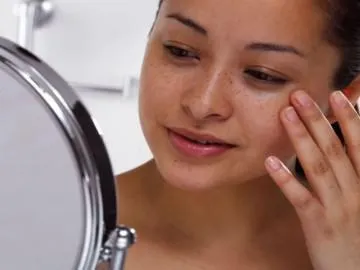 Cum de a elimina petele intunecate pe fata la domiciliu, în cabină, video, crema reală,